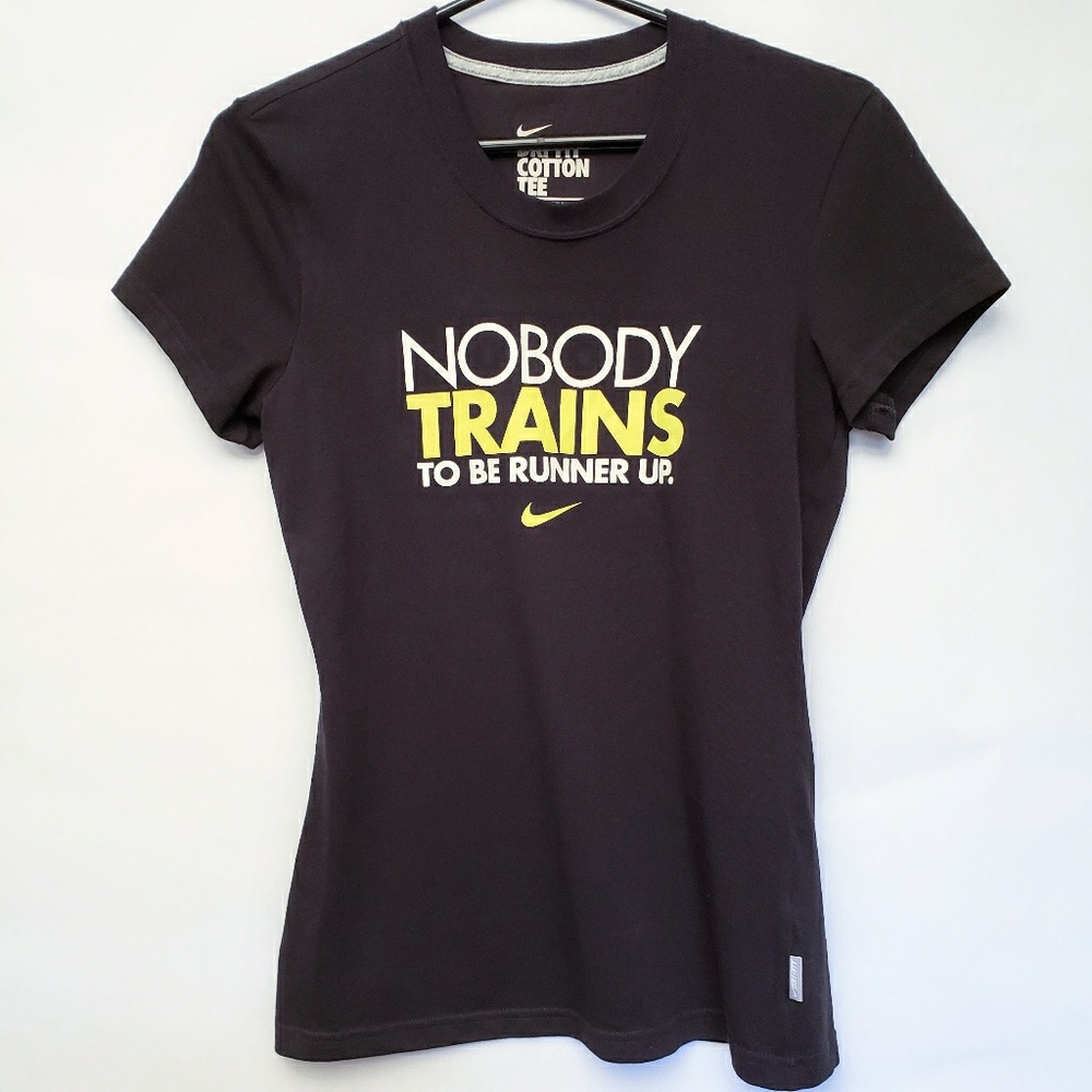 NIKE | Dri-fit Nobody Trains To Be Runner Up tee S